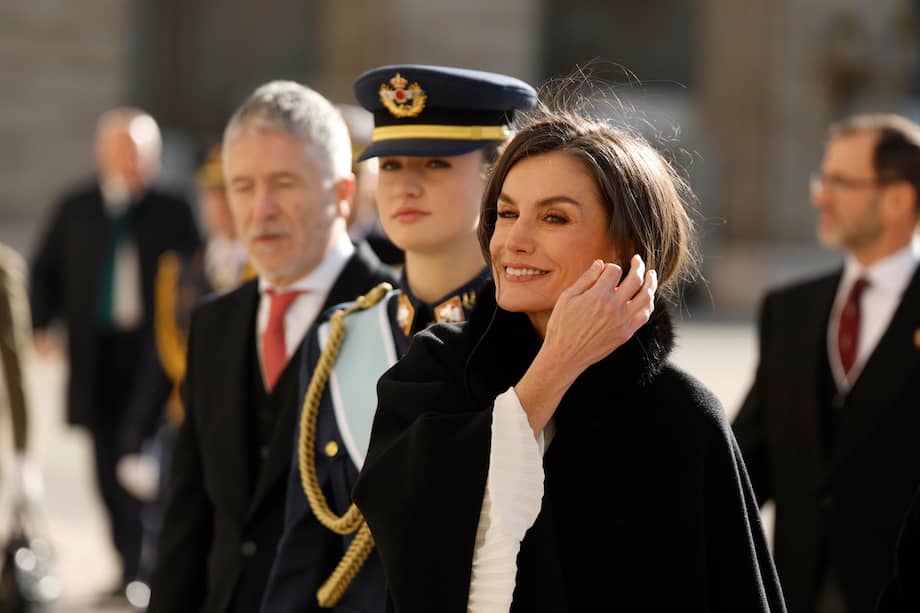 De izquierda a derecha, el ministro del Interior, Fernando Grande-Marlaska, la princesa Leonor, y la reina Letizia, a su llegada a la ceremonia de la Pascua Militar, un solemne acto castrense que reúne a la cúpula de los tres ejércitos y de la Guardia Civil, este martes en la plaza de la Armería del Palacio Real en Madrid. /EFE/ Juanjo Martín