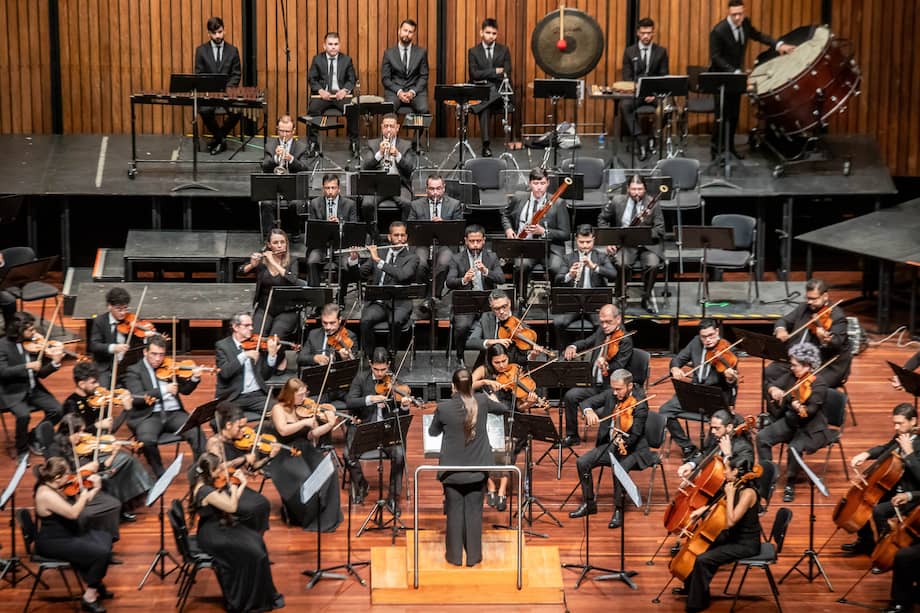 La Orquesta Filarmónica de Medellín tiene como directora musical a Ana María Patiño-Osorio.