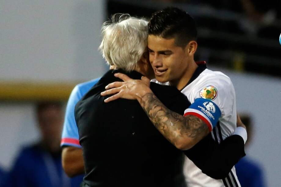 James Rodríguez celebra junto a José Pékerman el gol marcador en el triunfo de Colombia ante Paraguay. / EFE