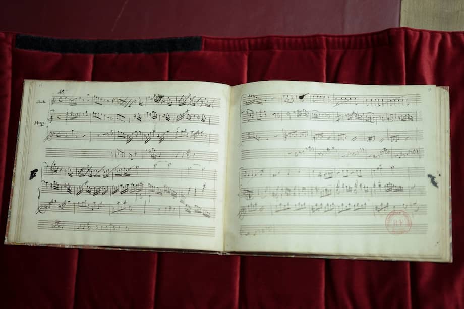 Se trata de un hallazgo excepcional: un cuaderno de composiciones de Mozart, que contiene siete piezas para flauta y arpa, así como las lecciones que impartió a la duquesa de Guènes, ha sido encontrado gracias a la perseverancia de un conservador de la Biblioteca Nacional de Francia (BnF).