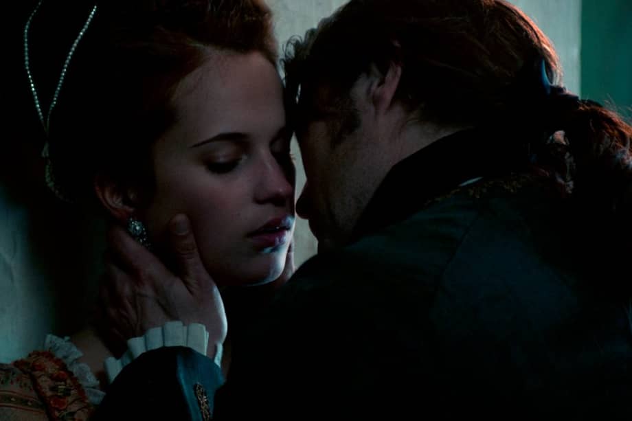 Alicia Vikander como la reina Carolina Matilde y Mads Mikkelsen como el médico Struensee en la película "La reina infiel".