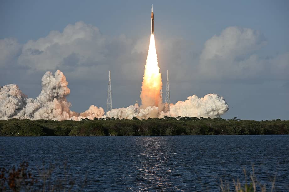 La misión lunar tripulada Artemis II despegó desde el Centro Espacial Kennedy en Cabo Cañaveral, Florida, el 1 de abril de 2026. Artemis II es un vuelo de 10 días con cuatro astronautas en una órbita alrededor de la Luna, lo que marca la primera vez que los humanos viajan más allá de la órbita terrestre baja desde la misión Apolo 17 en 1972. /JIM WATSON / AFP