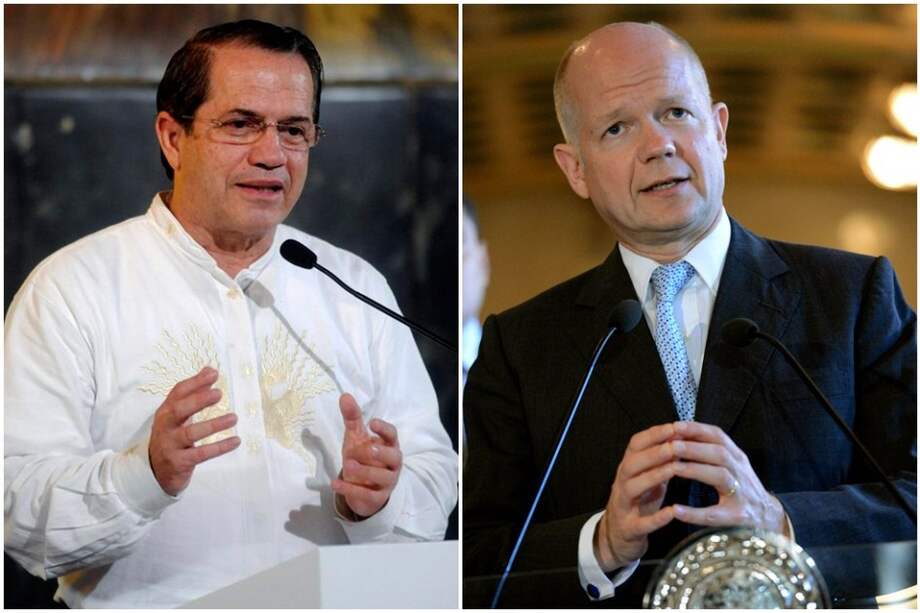 Ricardo Patiño (i), canciller de Ecuador y su homólogo del Reino Unido, William Hague. / EFE-AFP