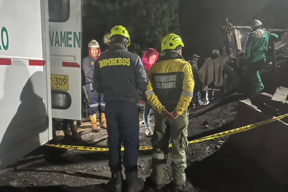 Seis mineros permanecen atrapados. Las altas concentraciones de gases dificultan el acceso y los operativos de rescate. La emergencoa ocurrió la noche del jueves 5 de febrero.