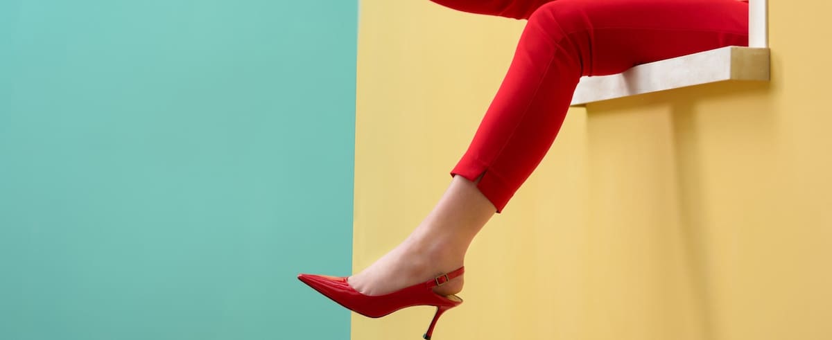 Soñar con tacones simboliza que la sensualidad y la pasión están presentes en tu vida amorosa.