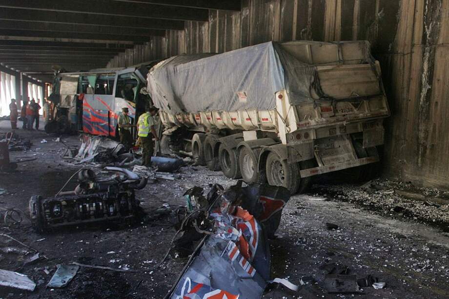 Policías y operarios observan el lugar de la colisión/ EFE