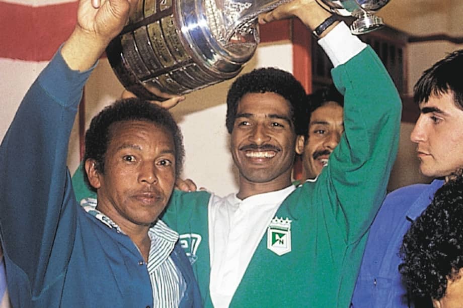 Alexis García (c), capitán de Atlético Nacional en 1989, levanta el trofeo de la Copa Libertadores. / Archivo El Espectador