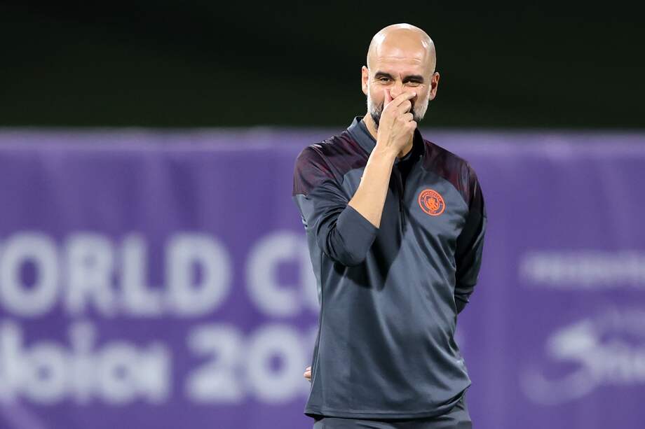 Pep Guaridola, director del Manchester City, hace gestos durante una sesión de entrenamiento del equipo en Jeddah, Arabia Saudita, el 18 de diciembre de 2023. Urawa Red Diamonds se enfrenta al Manchester City en la semifinal de la Copa Mundial de Clubes de la FIFA el 19 de diciembre de 2023.