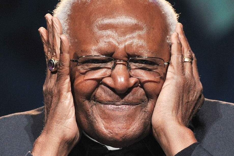 El ícono sudafricano anti-apartheid Desmond Tutu, descrito como la brújula moral del país, murió el 26 de diciembre de 2021, a los 90 años.