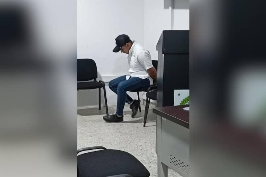 Este hombre, según las autoridades, tenía 25 millones de pesos en un carriel y 10 millones más ocultos en un vehículo.