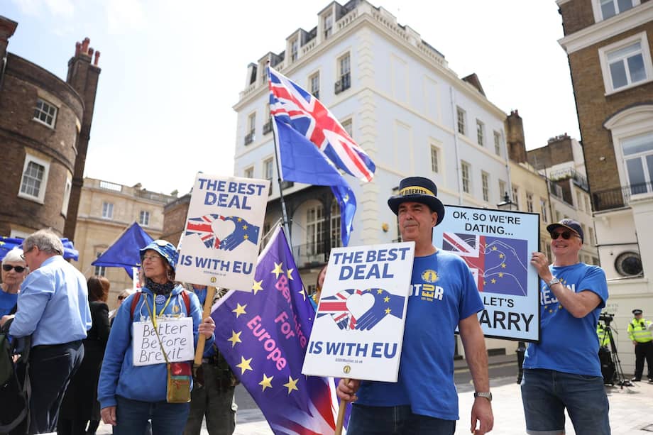 Londres, Reino Unido, 19/05/2025. El manifestante anti-Brexit Steve Bray (centro-derecha) sostiene una pancarta mientras personas con banderas de la Unión Europea se manifiestan frente a Lancaster House, en el marco de la cumbre entre el Reino Unido y la UE, el 19 de mayo de 2025.