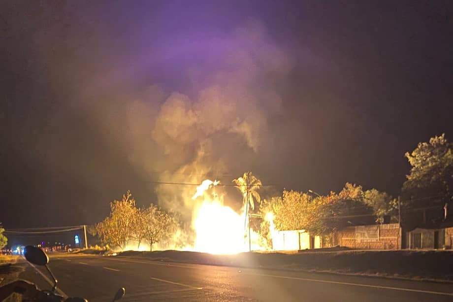 La explosión afectó dos viviendas, así como el paso por la troncal del Caribe.