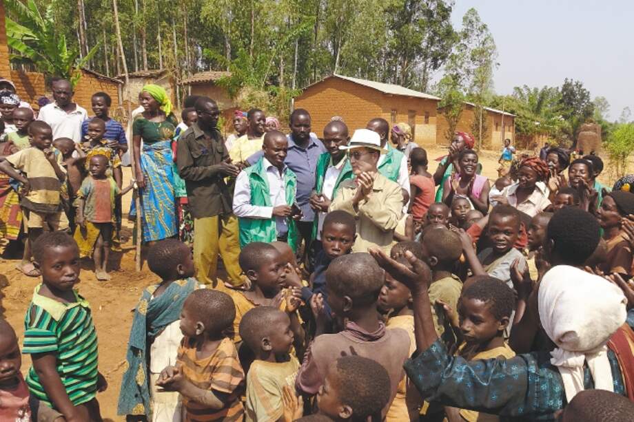 Una de las reuniones de Saemaul Undong en Burundi, donde han construido 5.300 escuelas con este programa.