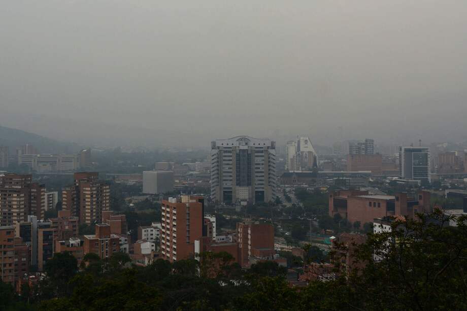 Medellín tiene una de las redes más robustas de calidad del aire en América Latina: 23 estaciones completas, más de 250 sensores de contaminación ubicados en casas de ciudadanos, un radar meteorológico y medidores sofisticados. / AFP