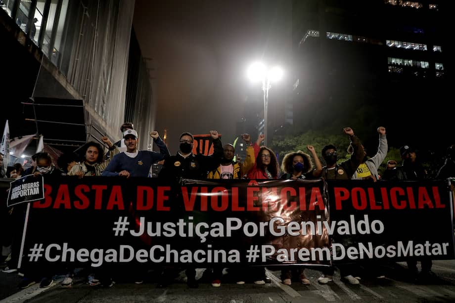 Activistas contra el racismo y ciudadanos manifestándose tras la muerte de Genivaldo de Jesús Santos, un hombre negro diagnosticado con esquizofrenia, en manos de la Policía en Brasil.
