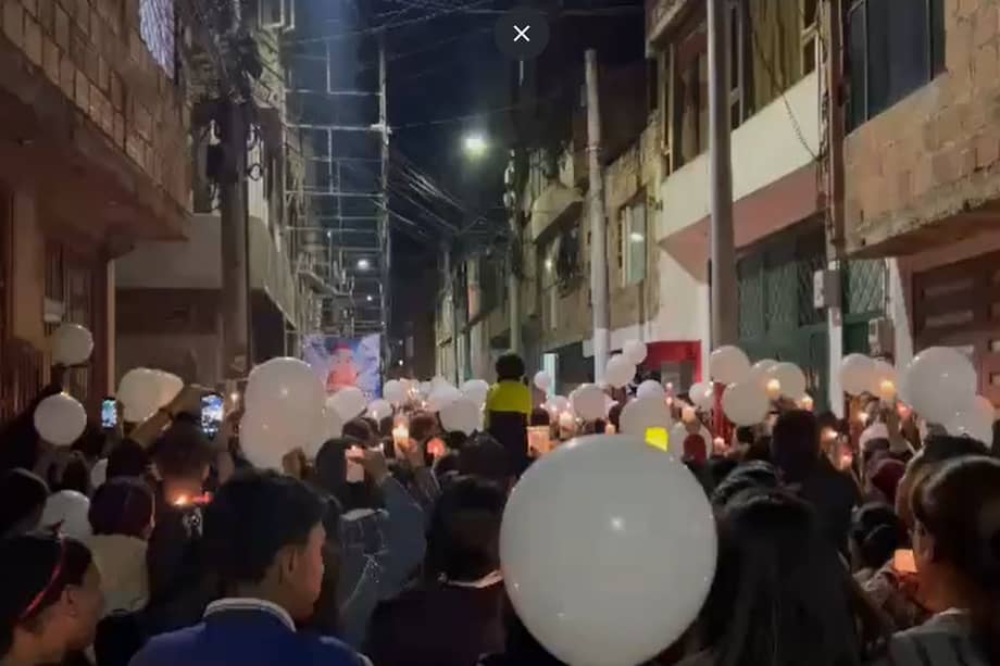 Velatón por parte de la comunidad, ante la muerte de menor de edad.