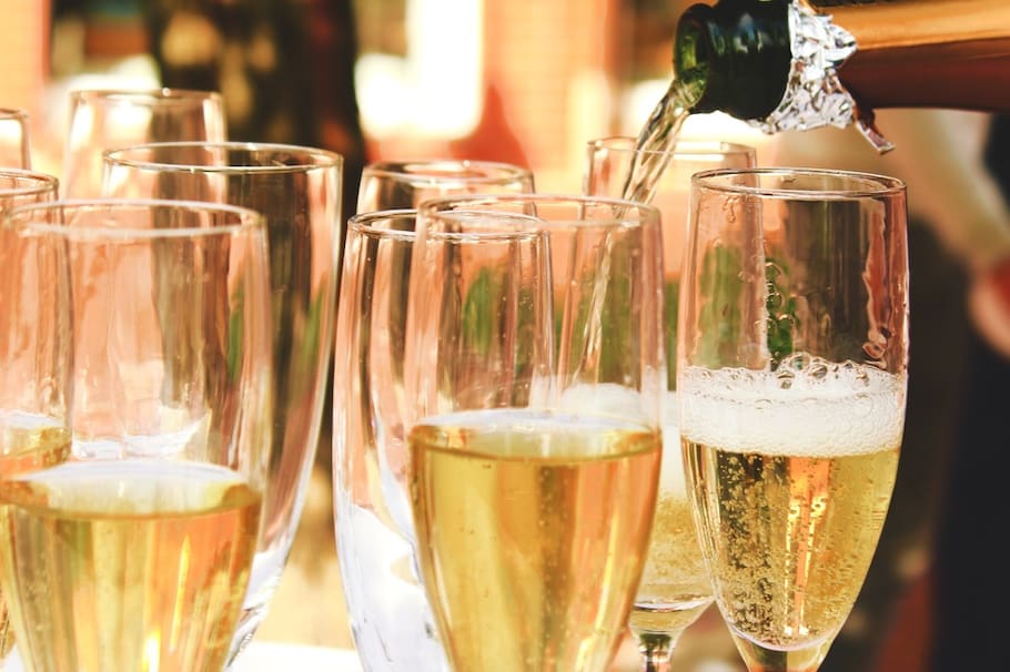 En un laboratorio de Francia científicos investigan todos los factores que afectan a las burbujas, desde el tipo de corcho hasta los ingredientes del vino y la forma de verter la bebida.