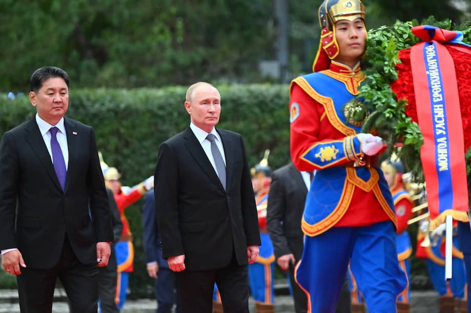 El presidente ruso, Vladimir Putin, fue recibido este martes con alfombra roja por su homólogo mongol, Ukhnaagiin Khurelsukh.