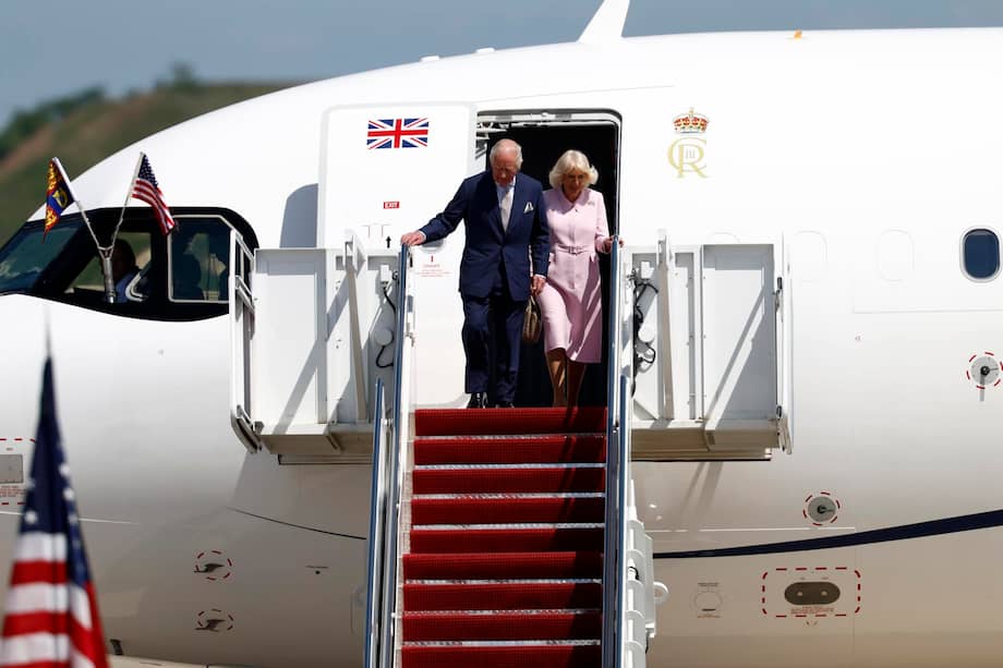 El rey Carlos III del Reino Unido (izq.) y la reina Camila (der.) llegan a la Base Conjunta Andrews, Maryland, Estados Unidos, el 27 de abril de 2026.