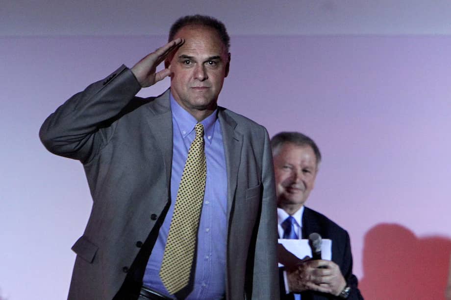 Fotografía de archivo fechada el 26 de enero de 2012 del ídolo del baloncesto Óscar Schmidt participando durante el acto de presentación del Mundial de baloncesto en el Palacio de Comunicaciones de Madrid, España.