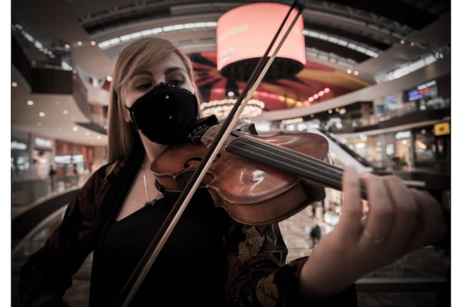 Ingrid Espitia dicta clases de violín por internet.