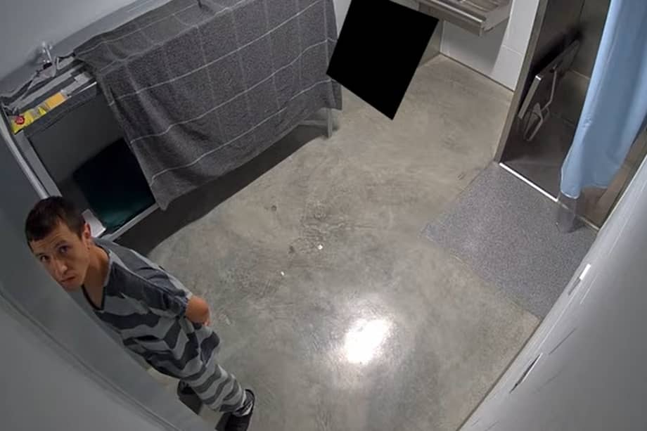 Brayan Rayo Garzón mira hacia una cámara de vigilancia en la cárcel.