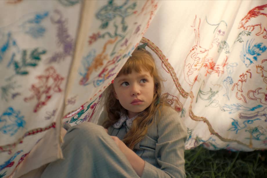 La actriz Francesca Turco interpreta a Clara del Valle de niña. La serie podrá verse en la plataforma Prime Video.