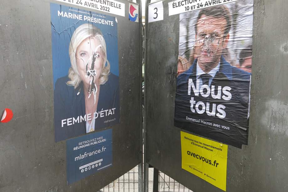 Dos carteles electorales de Emmanuel Macron y Marine Le Pen se "enfrentaron" en las calles de París durante la primera vuelta presidencial.