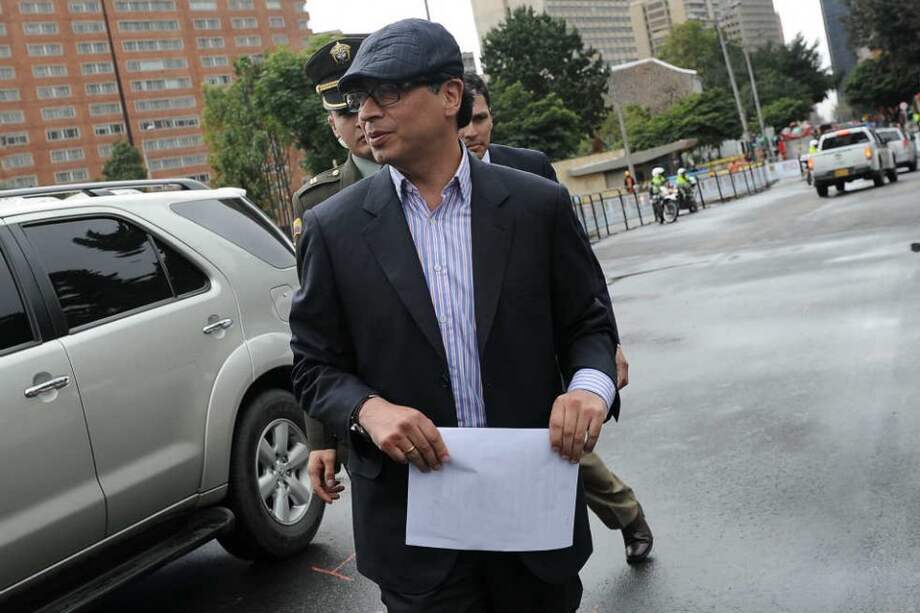 El alcalde Petro (centro) luce una gorra azul desde el momento en que le fue practicada su primera cirugía, a mediados de junio. / Óscar Pérez