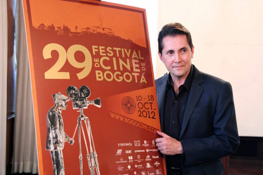 Nadín Ospina posa junto al afiche oficial del Festival de Cine de Bogotá 2012.