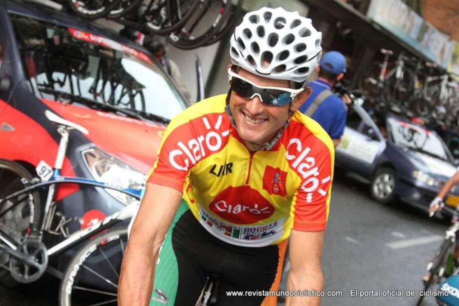 Óscar Sevilla luce sonriente su camiseta de líder.