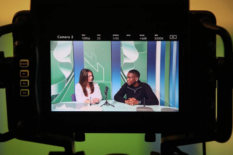 Denisa Lacinova (izq.), estudiante checa de 19 años, y Harry Odife, estudiante irlandés de 22 años, son fotografiados a través del monitor de una cámara en la sala de prensa de la Universidad Tecnológica del Sureste (SETU) en Carlow, en el este de Irlanda.