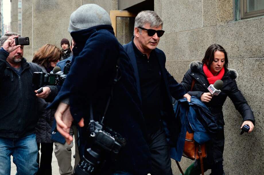 Alec Baldwin se enfrenta a la mujer que lo acosa