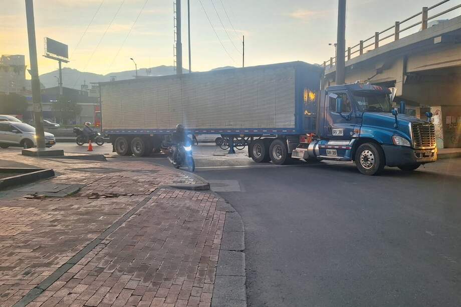 Camión varado este martes.