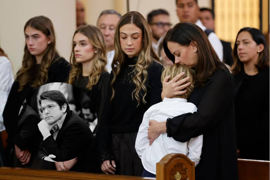 La viuda de Miguel Uribe, María Claudia Tarazona, junto a sus hijos en la misma del aniversario de la muerte del senador y precandidato presidencial.