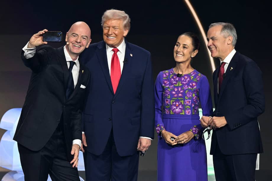 a presidenta mexicana Claudia Sheinbaum lució un vestido morado con bordados indígenas en su primera reunión con Donald Trump durante el sorteo de la Copa Mundial de 2026, una elección que se consideró un símbolo del poder de las mujeres. / Jim WATSON / AFP