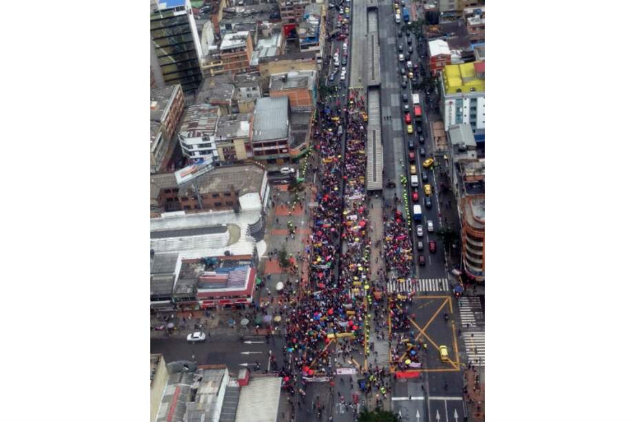 Sobre el mediodía, este era el panorama de la Avenida Caracas con 57. /Foto: Cortesía Carlos Raigoso – Patrullero del aire RCN
