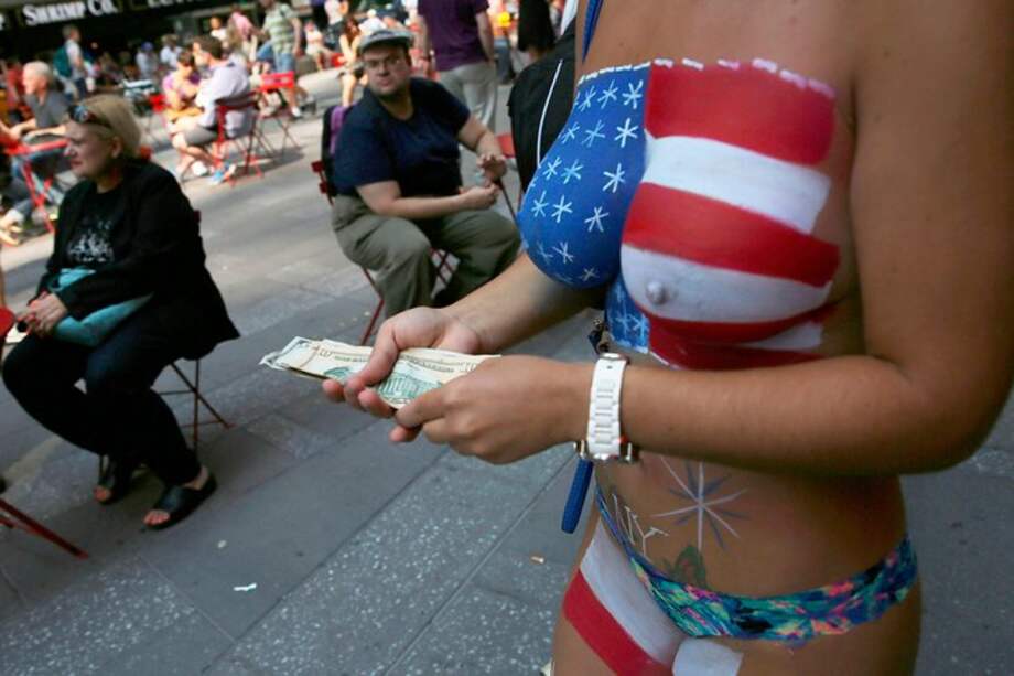 Detienen a una mujer en "topless" en Times Square por drogas y prostitución