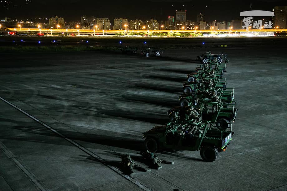 El Ejército taiwanés durante un ejercicio nocturno para poner a prueba su capacidad de respuesta ante un posible asalto aéreo chino en el aeropuerto Songshan de Taipéi.