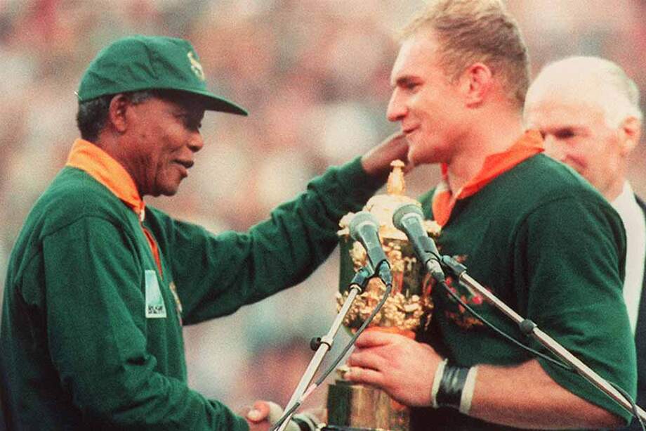 Nelson Mandela y Francois Pienaar/AFP