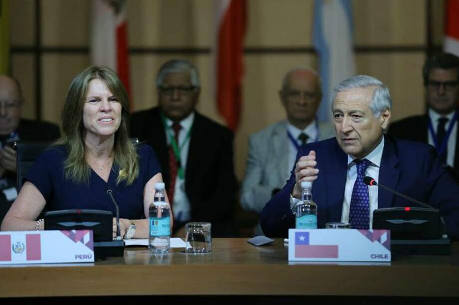 La canciller peruana, Cayetana Aljovín (izq.), dijo que el presidente de Venezuela no será bienvenido en la Cumbre de las Américas. / EFE