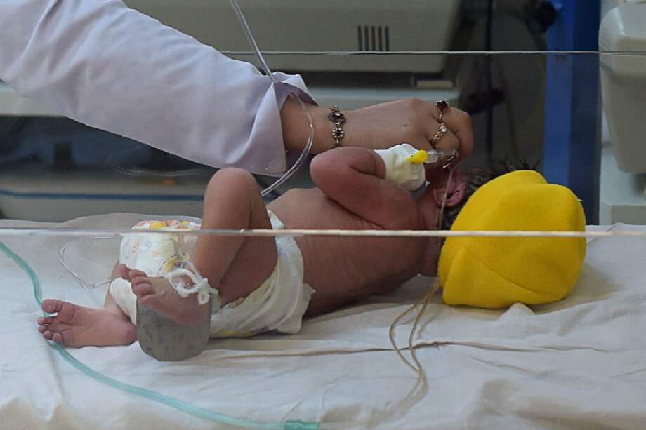 La imagen de una bebé hija de inmigrantes desató una ola de odio en Austria. / AFP