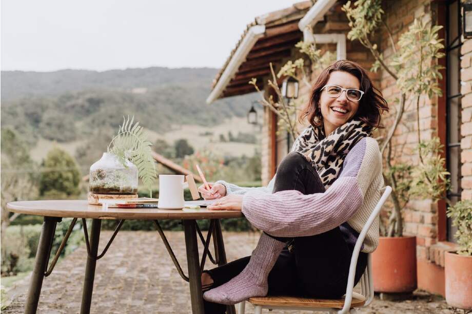 Juanita Escallón estudió periodismo en la Universidad Javeriana y aún edita libros de personas que quieren publicar, pero no han accedido a las grandes editoriales.