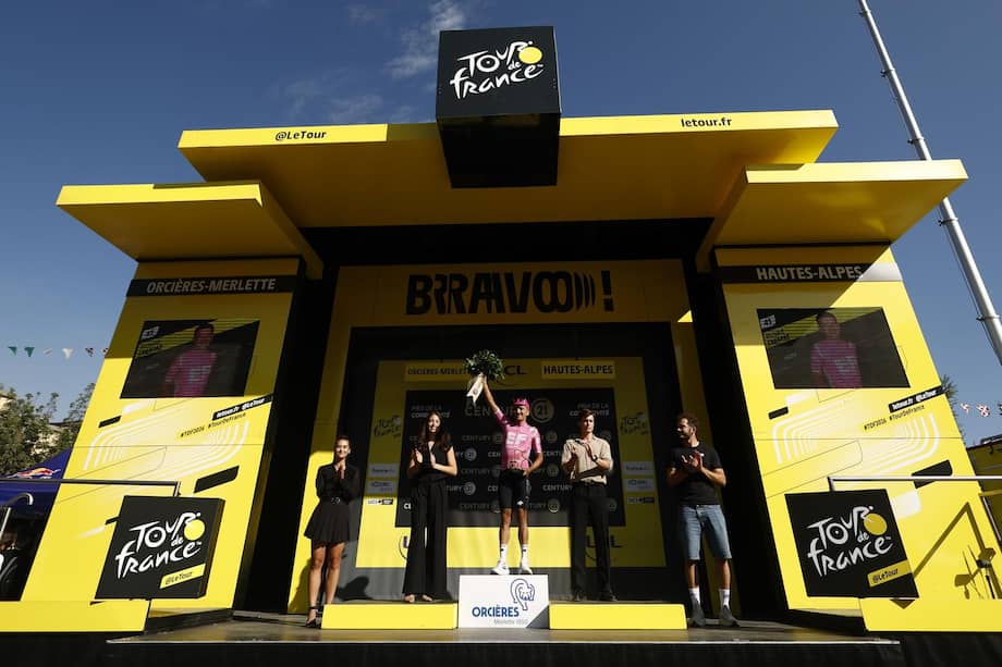 El ciclista ecuatoriano Richard Carapaz del equipo EF Education - EasyPost celebra su victoria en la etapa 18 del Tour de Francia 2026.