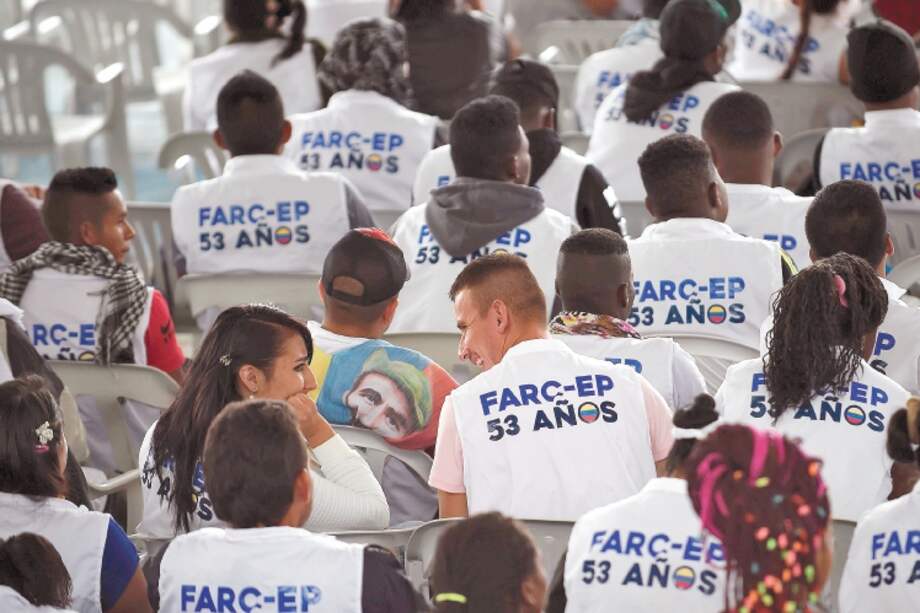 Los exguerrilleros de las Farc recibirán beneficios económicos y sociales a cambio de reparar a las víctimas y contar la verdad de sus crímenes. / AFP