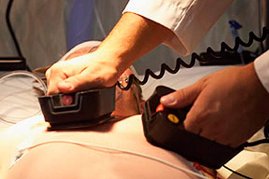 Críticas por resolución que no obliga a ambulancias a llevar desfibriladores