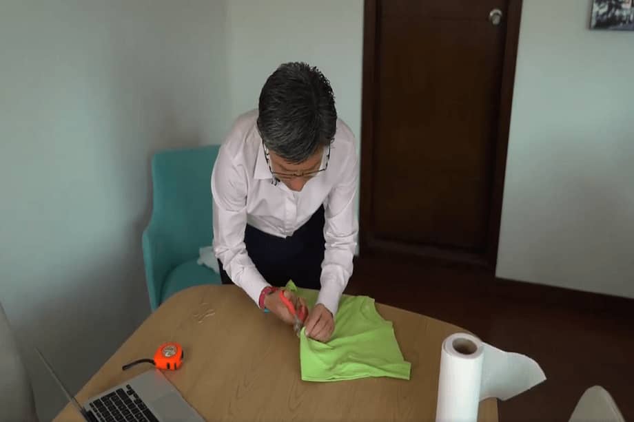 Claudia López en su vídeo - tutorial para hacer tapabocas caseros. / Tomada de Twitter: @ClaudiaLópez