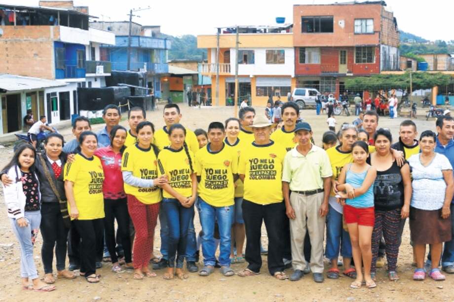 Los campesinos del corregimiento de Madrigales (Nariño) lucen camisetas con consignas de apoyo al acuerdo entre Gobierno y Farc, en Cuba. / Sonia Cifuentes - Asociación Minga
