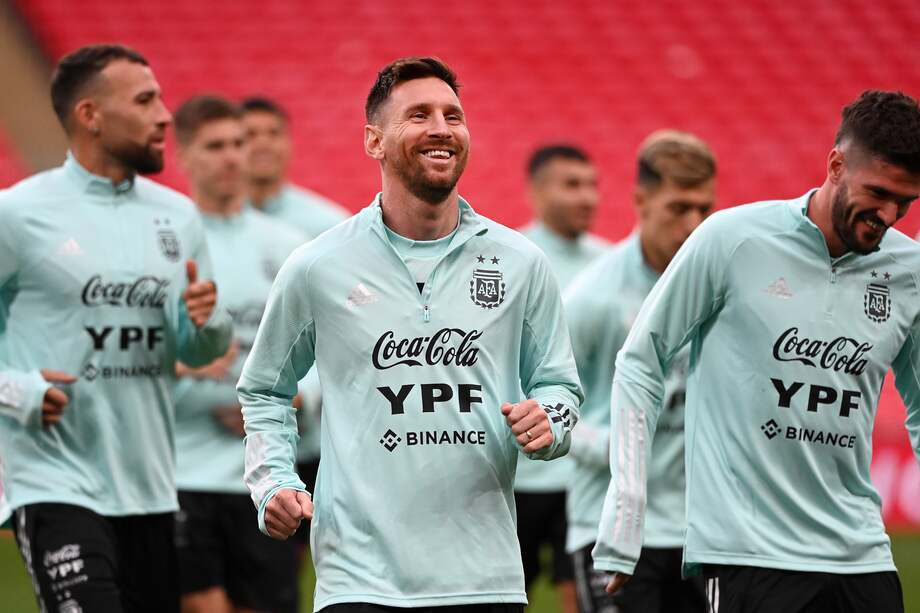 Lionel Messi, capitán y referente de la selección de Argentina, disfruta de una de las sesiones de entrenamiento con Rodrigo de Paul, volante de la albiceleste.