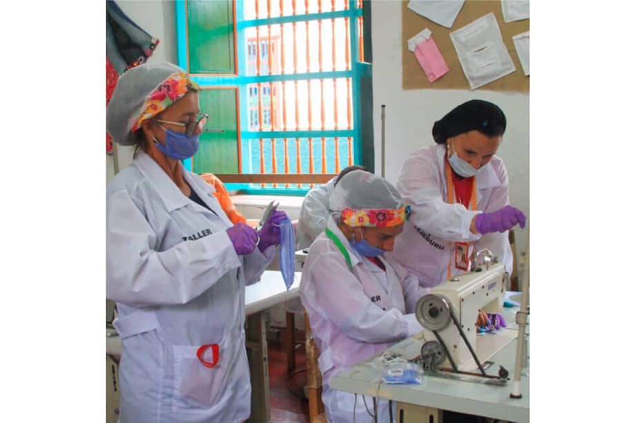 En el taller de costura y tejeduría se producen al día 1300 tapabocas para el Hospital de Salamina. Las Escuelas Taller hacen parte de la política de 0ficios, que promueve el ministerio de Cultura en los territorios. / Cortesía Escuela Taller de Caldas